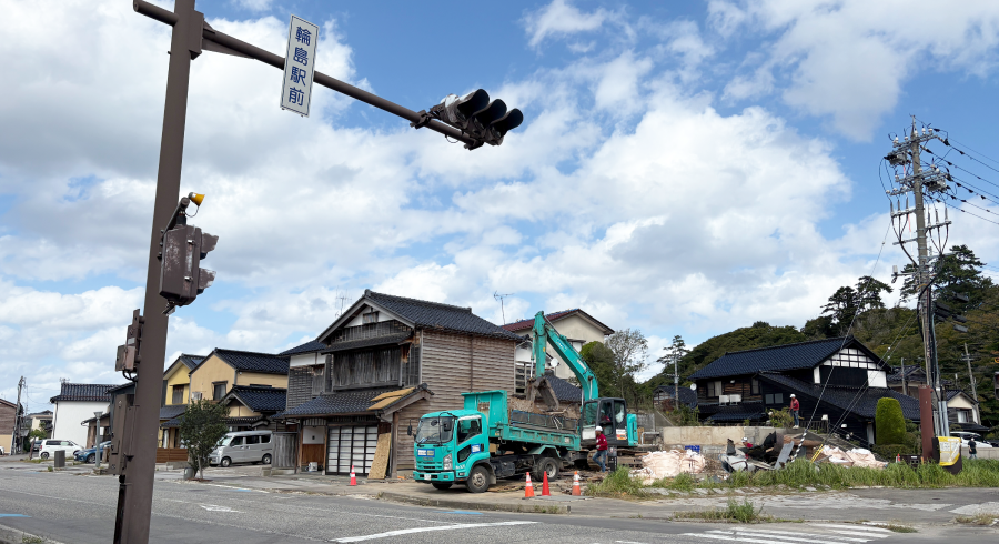 輪島道の駅前にて。
