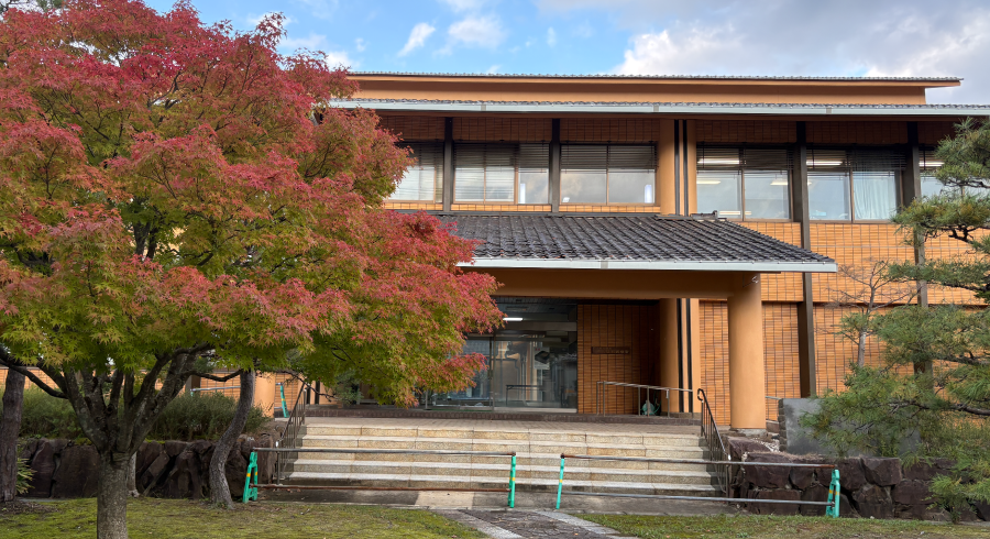 輪島漆芸技術研修所、正面入り口にて。