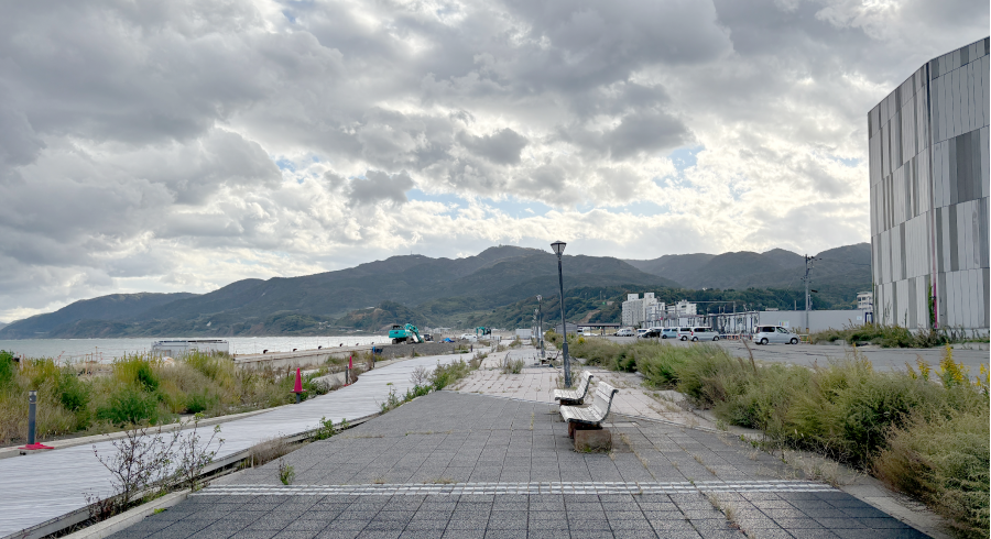 マリンタウン海沿いにて。